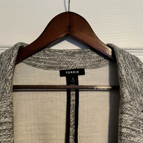 Torrid Size 3x light grey Studio Double Knit boyfriend blazer- great condition! - Picture 6 of 10
